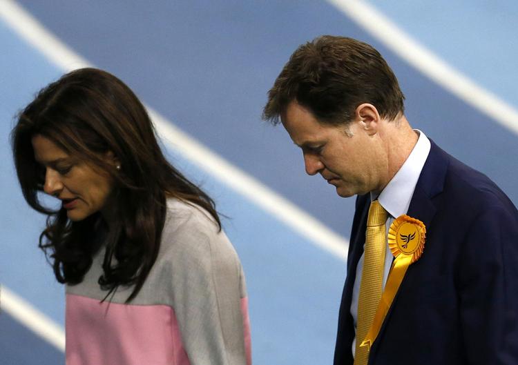 NEDERLAG. Nick Clegg - der her ses med ægtefællen Miriam Gonzalez Durantez - på sejrspodiet i Sheffield, hvor han har vundet et mandat. Men hans tid som partileder er ovre efter De Liberale Demokraters tilbagegang ved valget. 