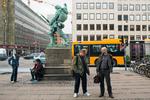 turen går til ... Dagmarhus i baggrunden var det tyske hovedkvarter i Danmark. Statuen Den Lille Hornblæser var samlingspunkt ved de danske nazisters demonstrationer. 