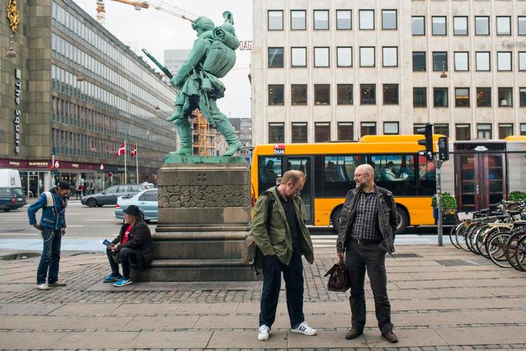 turen går til ... Dagmarhus i baggrunden var det tyske hovedkvarter i Danmark. Statuen Den Lille Hornblæser var samlingspunkt ved de danske nazisters demonstrationer. 
