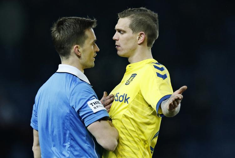 DEBAT. Der er altid snak om dommernes rolle i Superligaen, og her tager Kenn Hansen sig en lille snak med Brøndbys Daniel Agger. 