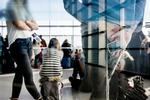 Ventetid. Rejsende venter på deres fly i Københavns Lufthavn. Lufthavnen vil forbedre forholdene for indenrigspassagerer. 