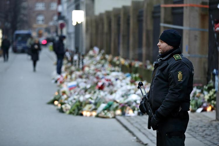Beskyttelse. Mette Frederiksen (S) har i denne uge kritiseret, at PET tilsyneladende gav et forkert billede af, hvornår overvågningen af synagogen blev sat i værk. 