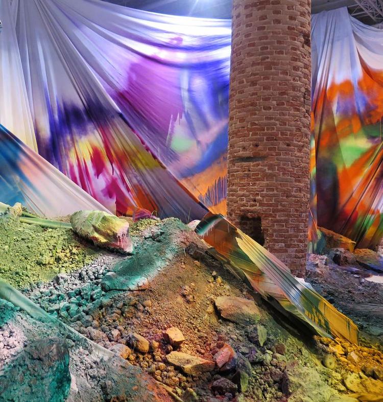 Farvelade. På biennalens hovedudstilling hænger blandt meget andet nogle af tyskeren Georg Baselitz' enorme omvendte malerier . En anden tysker, Katharina Grosse, har hængt stofbaner op og malet løs på dem og gulvet. Men vor udsendte er ikke overvældet. 