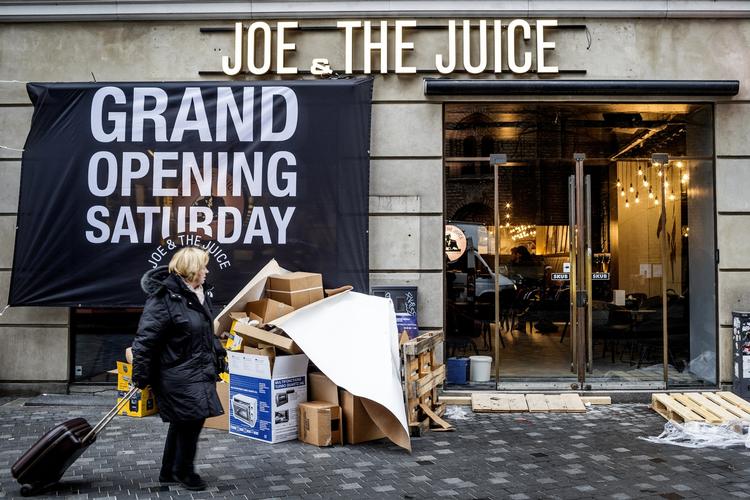 Forskel. »Vi regner med, at kaffen eller juicen skal stå der inden 45 sekunder - ellers bliver gæsten utålmodig. Det er altså trods alt de færreste i Danmark, der har så travlt«, siger Patrick Engbo, landechef for Joe &amp; the Juice U.K. 