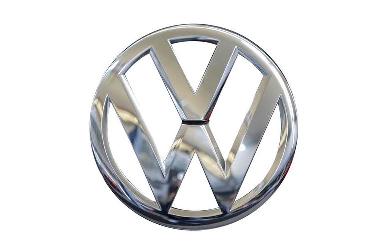 Rokade. VW-nestor Ferdinand Piëch distancerede sig højst uventet fra koncerndirektør Martin Winterkorn, men bestyrelsesformanden havde overvurderet sin magt over familiefirmaet, og tog sin hustru, Ursula Piëch, med i faldet. Winterkorn er stadig direktør, og bestyrelsen nu fornyet med et par Piëch-niecer. 