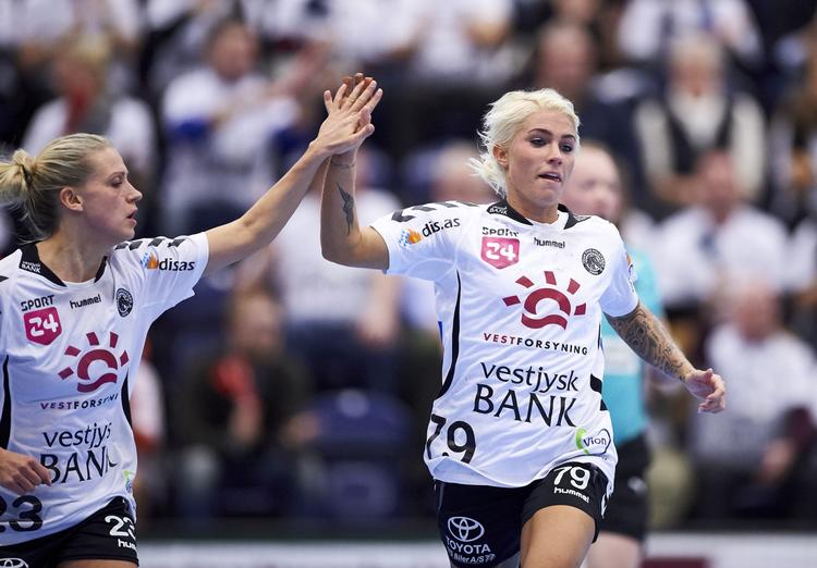 Guld. Ann Grete Nørgaard (tv.) og Kristina Kristiansen var med til at vinde EHF Cuppen trods et nederlag i Rusland. 