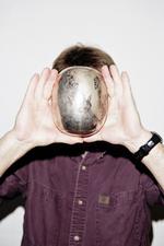 Hugo Hein, Piet Heins søn, varetager faderens bo. Han har et arkiv med en masse af sin fars tegninger om modeller, som ikke er offentligt kendte. her er han med Superægget i Massiv stål, der vejer 15 kg. 