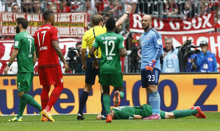 farvel. Pepe Reina fik kun 13 minutter på banen, så blev han præsenteret for det røde kort efter en såkaldt nødbremse. 