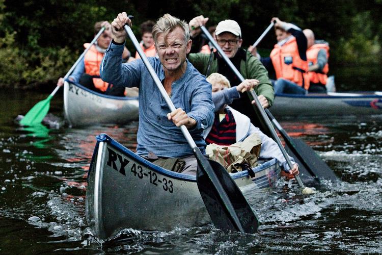 Filmsucces. Casper Christensen og Frank Hvam i kano i den originale 'Klovn'. I efterfølgeren rykker de to hovedpersoner til Los Angeles. 