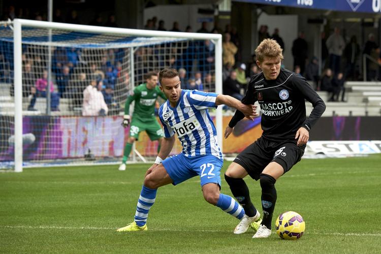 målscorer. Mohammed Fellah, der her er i nærkamp med Silkeborgs Nicolaj Ritter, indledte scoringen for vestjyderne. 