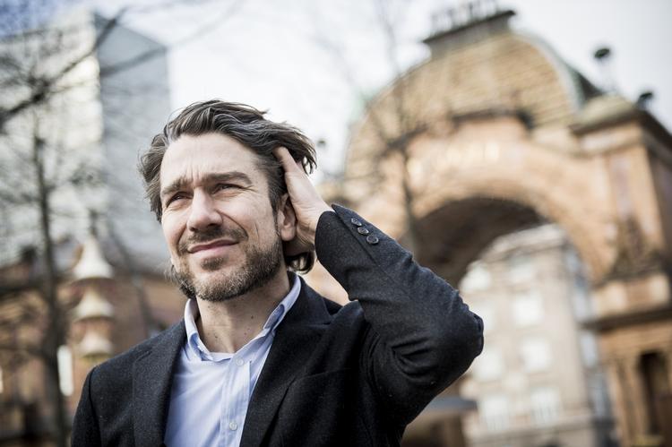 Larm. En gruppe af Tivolis naboer har i forvejen svært ved at holde larmen fra forlystelsesparken ud. Nu har Tivoli, med underdirektør for Kultur Nikolaj Koppel i spidsen, søgt om lov til at spille højere til Fredagsrock-koncerterne i sommerhalvåret. 