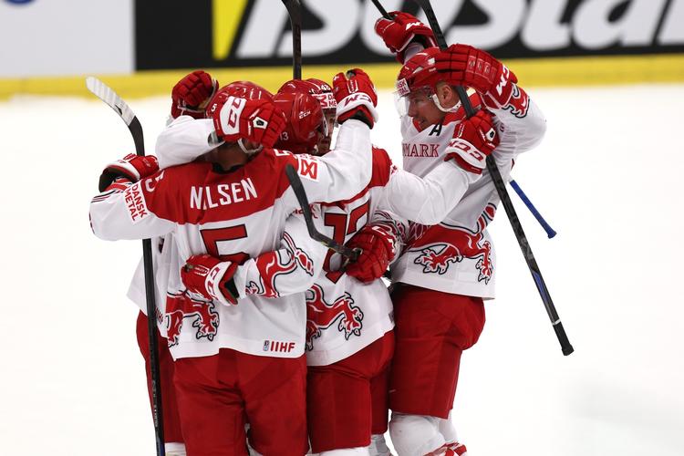 Scoring.  Jubel ved 2-1 til Danmark i powerplay i kampen. 