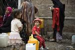 Hvil. Der bliver en kortvarig humanitær våbenhvile i Yemen, efter houthierne har accepteret Saudi-Arabiens forslag om lægge våbnene fra på tirsdag. Her venter en pige på at hente vand i hovedstaden Sanaa. 