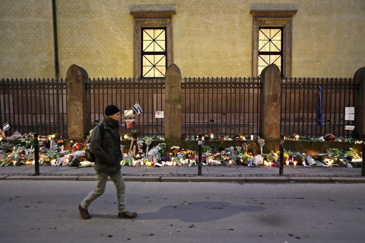 Bevogtning. Regeringstoppen ønsker ikke at afsløre præcis, hvilke informationer den fik om bevogtningen af den jødiske synagoge i København efter terrorangrebet i februar. 