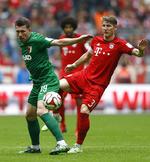 assist. Augsburgs Pierre-Emile Højbjerg (tv) i kamp mod den klub, der ejer ham, Bayern München. 