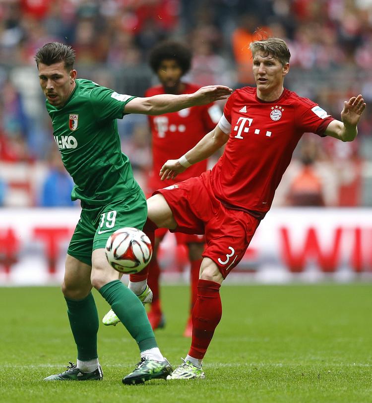 assist. Augsburgs Pierre-Emile Højbjerg (tv) i kamp mod den klub, der ejer ham, Bayern München. 