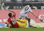 skifter. Max Kruse (th) scorer for Mönchengladbach i kampen mod Leverkusen. 