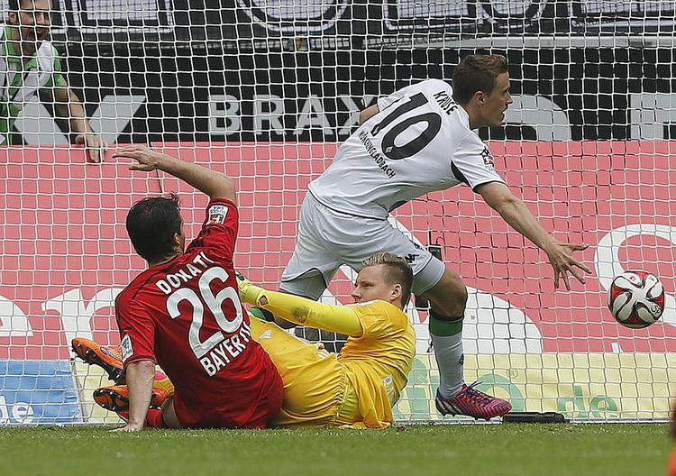 skifter. Max Kruse (th) scorer for Mönchengladbach i kampen mod Leverkusen. 