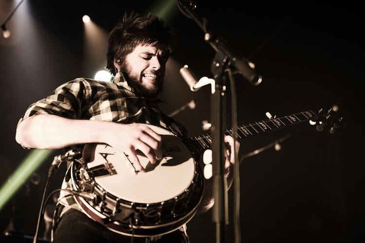 Livedarlings. Mumford &amp; Sons ses her under en koncert i Falconer Salen på Frederiksberg. 