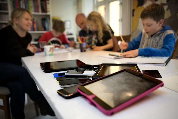 Skærmpause. Nu bliver der tegnet. Det er Alfred (for bordenden), Emilie, Bertel og deres forældre. 