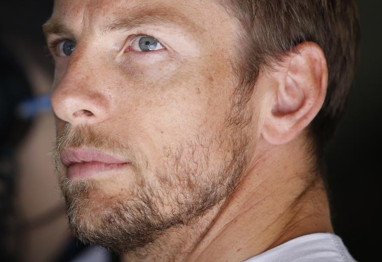 BEKYMRET. Jenson Button er ikke just imponeret over samarbejdet med Honda. Motorerne vil ikke levere. 
