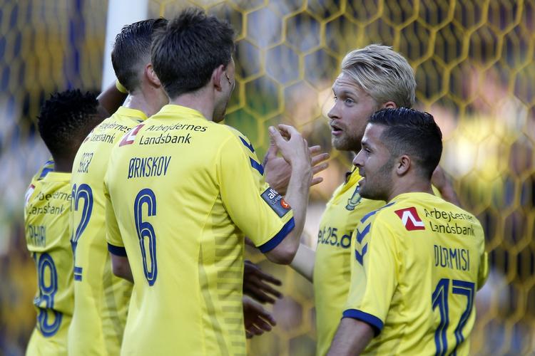 1-0. Brøndby-spillerne hylder målscoreren til 1-0, Johan Larsson (nummer to fra højre), kort før pausen. 