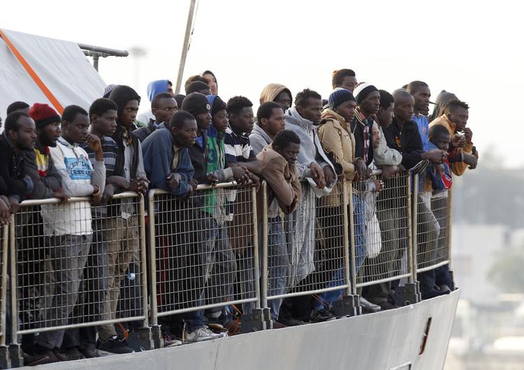 Redning. Bådflygtninge venter på at komme i land på Sicilien efter en weekend med roligt vejr, hvor over 7000 flygtninge blev reddet på tre dage. 