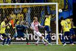 bizart. Brøndby scorer selvmål, da Daniel Agger (nummer tre fra højre) header bolden ind i nakken på Christian Nørgaard (th), hvorefter bolden ryger i mål. 