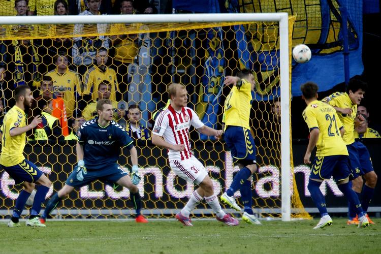 bizart. Brøndby scorer selvmål, da Daniel Agger (nummer tre fra højre) header bolden ind i nakken på Christian Nørgaard (th), hvorefter bolden ryger i mål. 