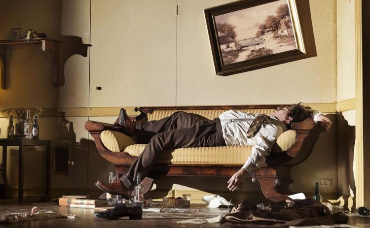 Hærværk. En fordrukken Ole Jastrau, spillet af Rasmus Berg, sover den ud. 
