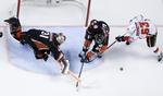 semifinale. Frederik Andersen (tv) redder et forsøg fra Calgary Flames i dagens sejr. 