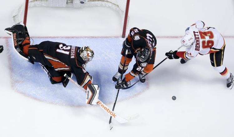 semifinale. Frederik Andersen (tv) redder et forsøg fra Calgary Flames i dagens sejr. 
