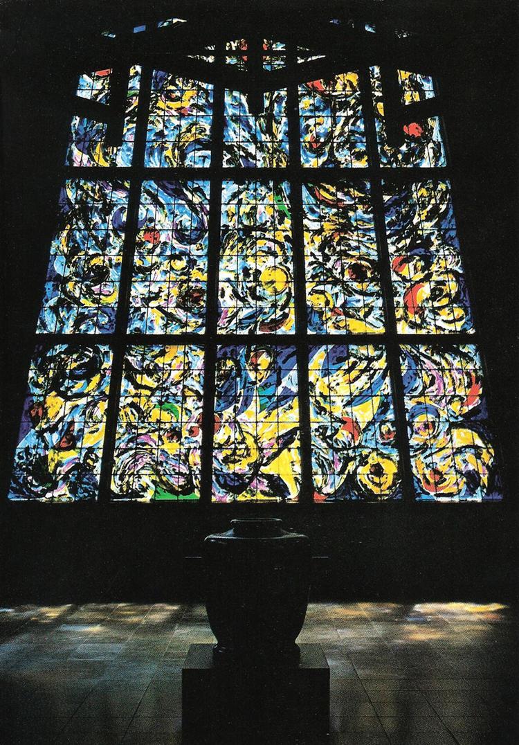 Lysindfald. Carl-Henning Pedersens glasmosaik i Frihedsmuseets gamle bygning før branden. 