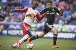 dobbelt. New York Red Bulls-angriber Bradley Wright-Phillips (tv) skrev sig ind i de lokale fodboldbøger, da han afgjorde det første store New York-lokalopgør. 