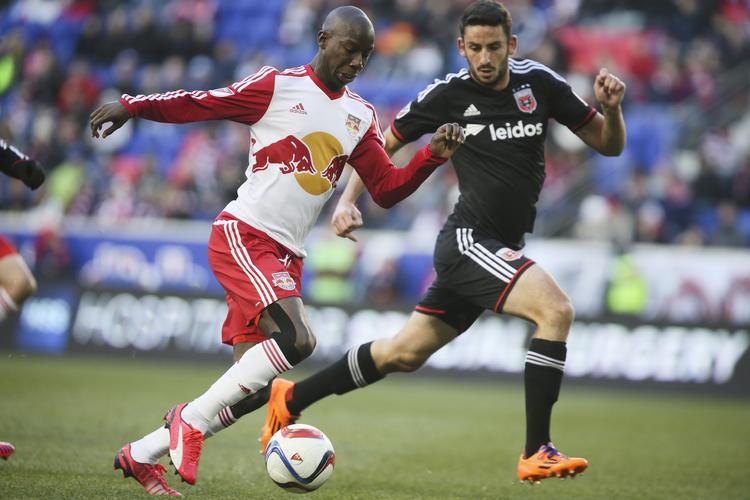 dobbelt. New York Red Bulls-angriber Bradley Wright-Phillips (tv) skrev sig ind i de lokale fodboldbøger, da han afgjorde det første store New York-lokalopgør. 