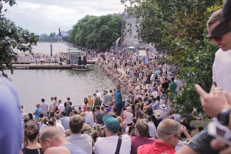 Udspring. Her ses publikum fra sidste års Swoop Challenge ved Søerne. 