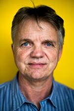 APP. Torben Kruse er musiker og kræsen med lyd. Han styrer selv sine høreapparater via en app. Foto: Janus Engel 