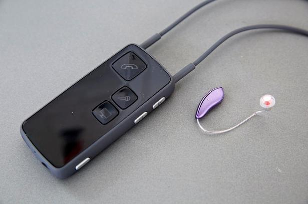 2012 Trådløst høreapparat Høreapparater er i dag så små, som de formentlig kan blive, når der både skal være plads til mikrofon, forstærker og batteri. Fra 2007 opstår den trådløse teknologi. Gør bl.a., at to høreapparater på ét menneske kan kommunikere trådløst, så det ene skruer ned, når der bliver talt nær det andet. Trådløs teknologi gør det også muligt at koble sig op til f.eks. smartphones og tv. 