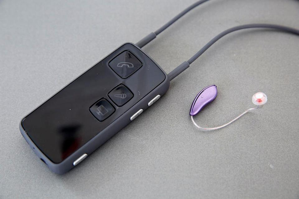 2012 Trådløst høreapparat Høreapparater er i dag så små, som de formentlig kan blive, når der både skal være plads til mikrofon, forstærker og batteri. Fra 2007 opstår den trådløse teknologi. Gør bl.a., at to høreapparater på ét menneske kan kommunikere trådløst, så det ene skruer ned, når der bliver talt nær det andet. Trådløs teknologi gør det også muligt at koble sig op til f.eks. smartphones og tv. 