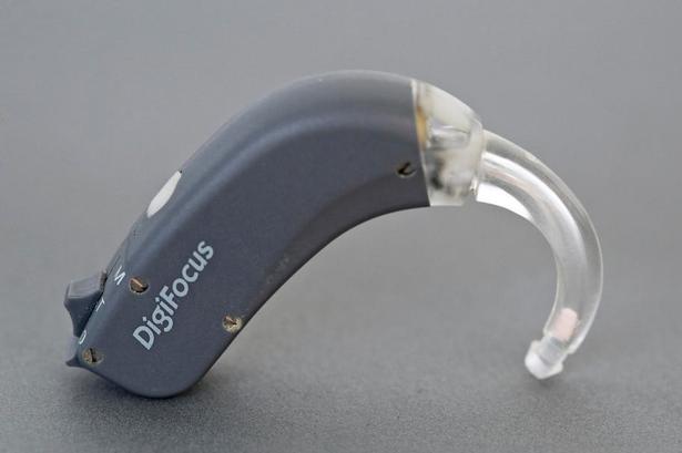 1996. Computer styrer lyden.I midten af 1990'erne går høreapparater fra analog til digital teknologi. Svarer til fra pladespiller til cd. Den digitale teknologi gør det lettere at lave mere præcis lydbehandling uden at have knapper på selve apparatet. Det hele indstilles via computer. Hylende høreapparater er stort set også fortid takket være indbygget antihylekredsløb. 