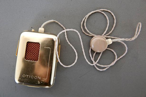 1953. hjælpemidler blev allemandsejeTransistoren blev opfundet i Bell-laboratorierne, som også opfandt telefonen. Høreindustrien tog som den første teknologien til sig. Transistorer gjorde høreapparater mindre og billigere. De brugte kun en tiendedel strøm i forhold til rørapparaterne. Med indførelsen af den offentlige høreforsorg i 1950'erne blev høreapparater allemandseje. 
