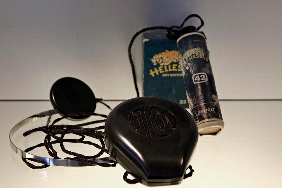 1946. Dyre batterier. Høreapparater baseret på radiorørsteknologi gav elektronisk lydforstærkning. Radiorør var udviklet af militærindustrien til trådløs kommunikation. Gav mere lyd og afhjalp større høretab. Var dyre i drift pga. stort batteriforbrug. Kostede 157 kroner om året i batteriudgifter i 1953, hvilket svarer til 2.100 nutidskroner. I dag er batteriudgiften cirka 250 kroner om året. 