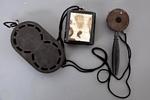 1908 mikrofon på reversenDet første kommercielle elektriske høreapparat bestod af en stor sort mikrofon båret på reversen, et batteri og en øretelefon. Lydforstærkningen var op til 312 gange mod hørerørets op til 20 gange. Kulstøvet i mikrofonen klumpede sig sammen i fugtigt vejr, hvorfor mange fik for vane at banke sig på brystet for at løsne støvet. Kostede cirka 250 kroner, hvilket svarer til 16.000 nutidskroner. 