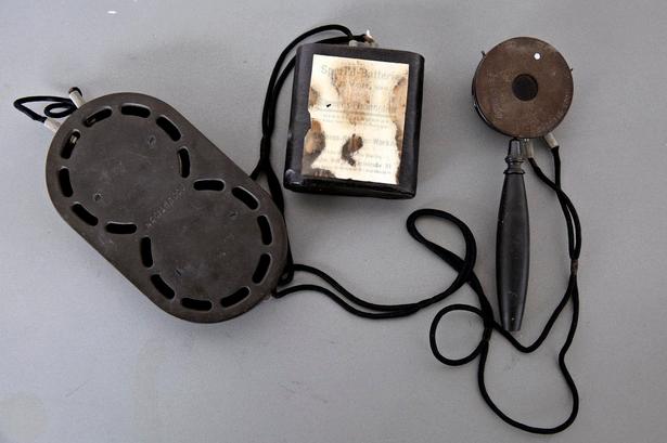 1908 mikrofon på reversenDet første kommercielle elektriske høreapparat bestod af en stor sort mikrofon båret på reversen, et batteri og en øretelefon. Lydforstærkningen var op til 312 gange mod hørerørets op til 20 gange. Kulstøvet i mikrofonen klumpede sig sammen i fugtigt vejr, hvorfor mange fik for vane at banke sig på brystet for at løsne støvet. Kostede cirka 250 kroner, hvilket svarer til 16.000 nutidskroner. 