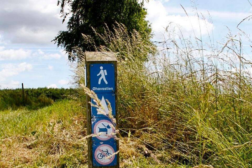 følgesvend. Øhavsstien strækker sig i alt 220 kilometer i Det Sydfynske Øhav og kendes på piktogrammet med den hvide vandringsmand på blå baggrund. 