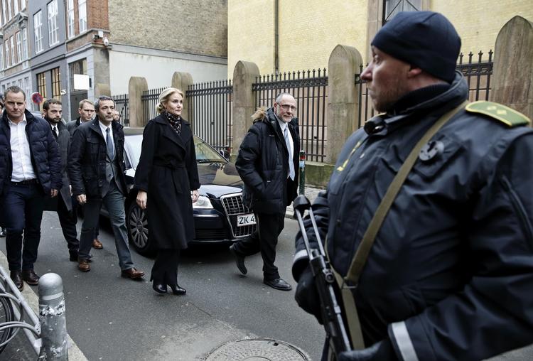 Mindes. Helle Thorning-Schmidt besøgte selv synagogen dagen efter angrebet. Hun var i selskab med formanden for Det Jødiske Samfund, Dan Rosenberg, og overrabbiner Bent Lexner. 