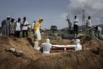 Ebola. Da ebola-epidemien røg ud af kontrol, måtte kirkegårdsarbejdere grave 50-60 nye grave om dagen. Mere end 11.000 er døde af epidemien, som WHO først reagerede på meget sent. 