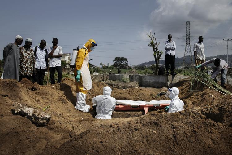 Ebola. Da ebola-epidemien røg ud af kontrol, måtte kirkegårdsarbejdere grave 50-60 nye grave om dagen. Mere end 11.000 er døde af epidemien, som WHO først reagerede på meget sent. 