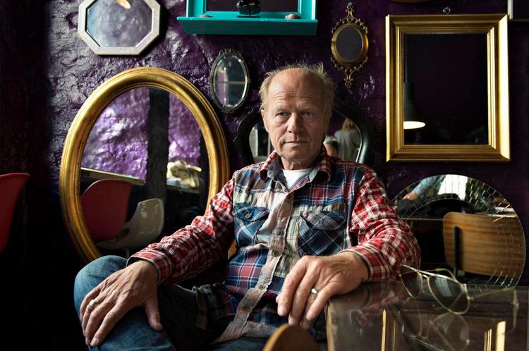 Romanaktuel. Morten Sabroe er aktuel med romanen 'Drengen der løb med Gud'. Underholdende og velskrevet men med en klumpet intrige, synes anmelderen. 