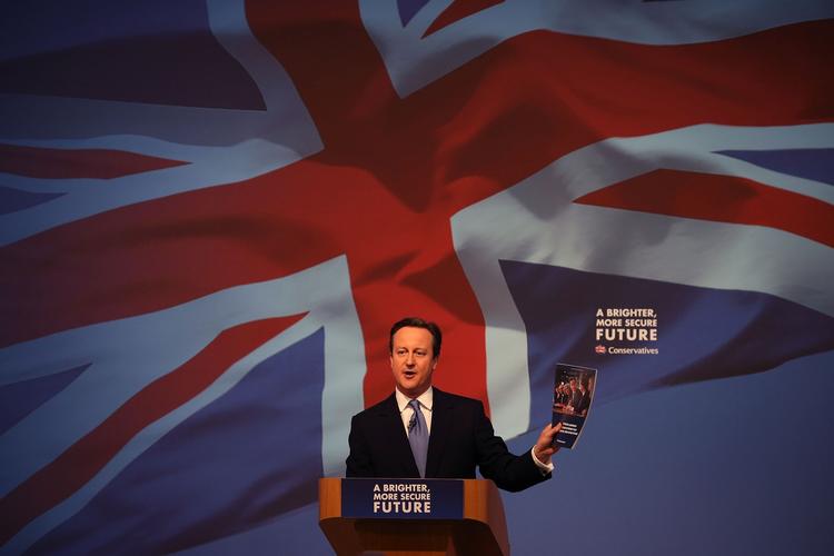 VALGRESULTAT. Premierminister David Cameron og hans konservative parti fik væsentlig flere pladser i parlamentet, end de ville have gjort, hvis briterne benyttede et proportionalt valgsystem, hvor alle stemmer tæller. 
